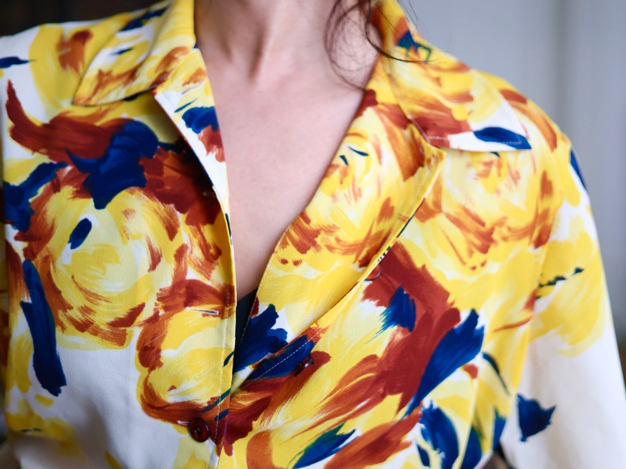 chemisier vintage Louis Féraud, blouse Louis Féraud vintage, mode vintage années 1980, chemisier floral vintage, imprimé artistique, style arty chic, pièce vintage de créateur, Pau wu pauwu 