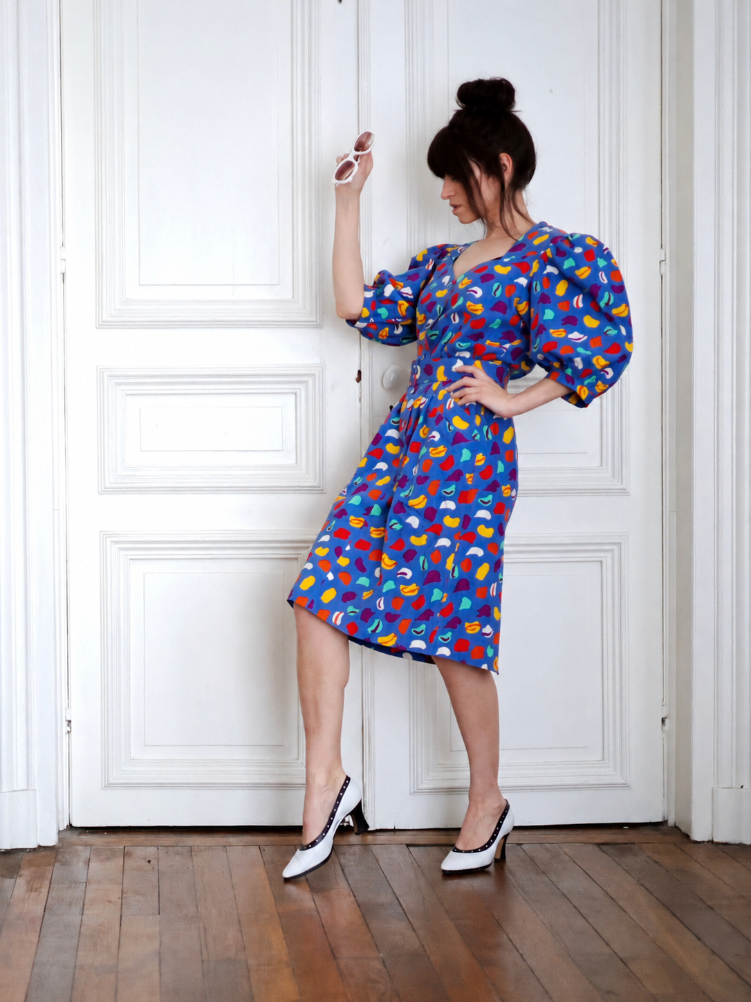 Robe vintage Guy Laroche Boutique Paris des années 1980 à imprimé graphique multicolore et épaules structurées. Pau wu pauwu