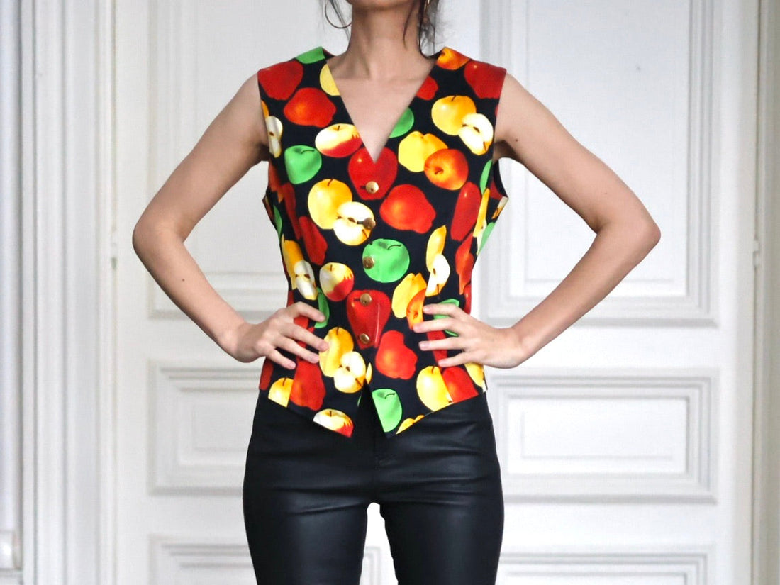 Silhouette glamour et futuriste autour d’un gilet vintage ESCADA Margaretha Ley à imprimé pommes. Une allure contemporaine mêlant cuir noir, bottines sculpturales et pop vintage des années 80-90. Pau Wu Pauwu