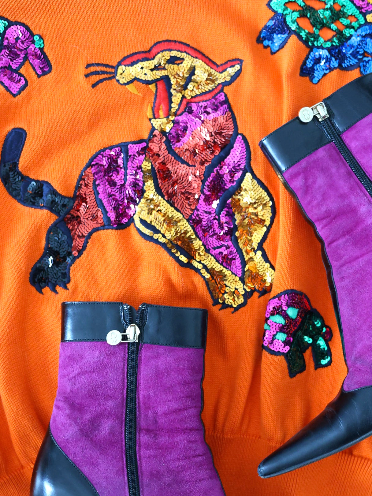 Pull vintage Escada by Margaretha Ley Made in W. Germany en coton orange, brodé de tortues colorées et d'une panthère à sequins, porté avec un jean ou un pantalon en cuir pour un look audacieux et intemporel.