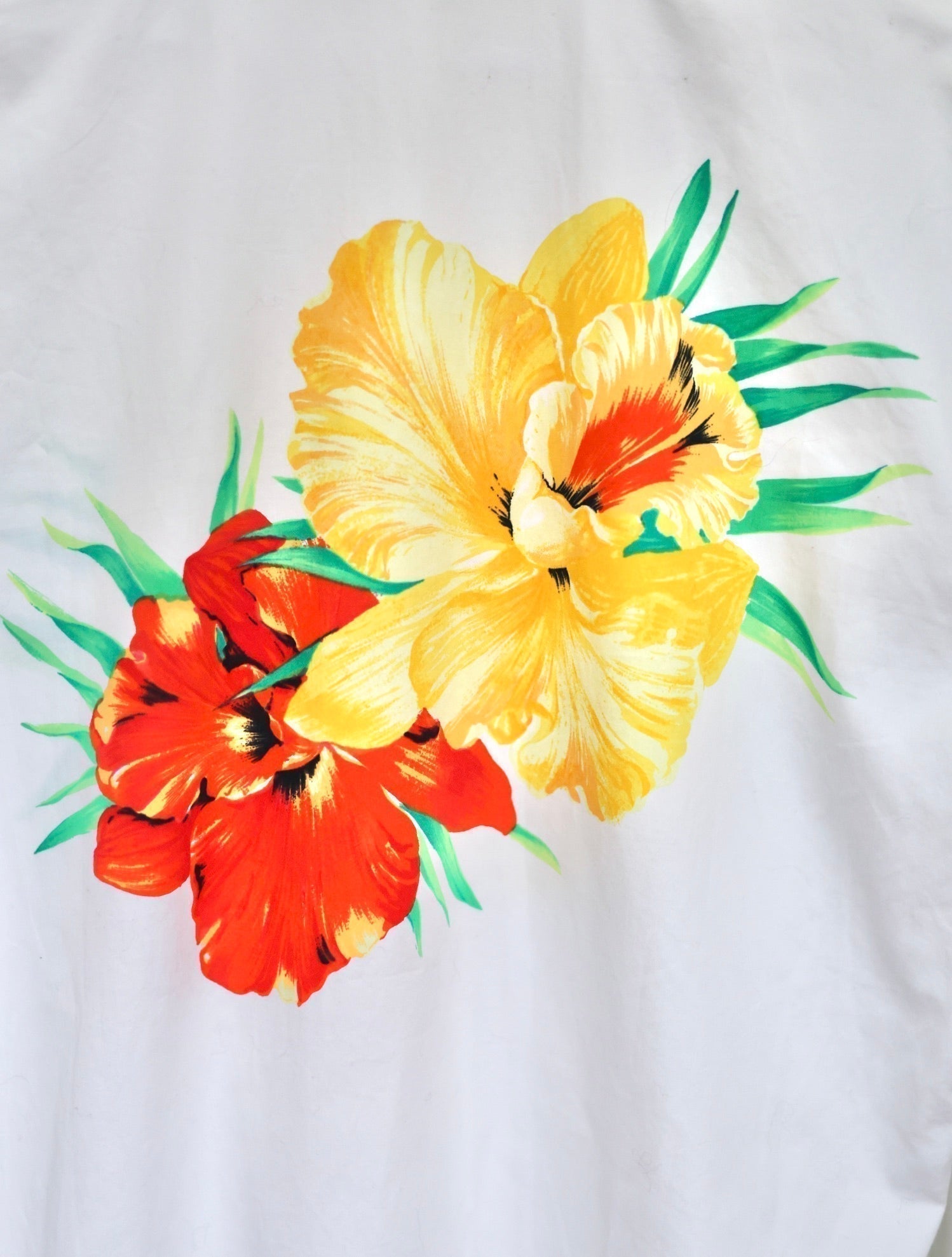 Gros plan sur l'imprimé hibiscus d'une chemise vintage Escada Margaretha Ley en coton.