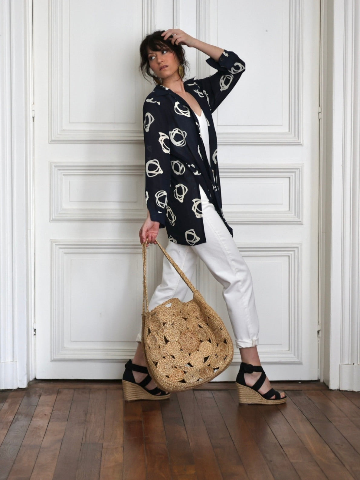Chemisier Guy Laroche vintage des années 80 bleu marine à motifs graphiques, porté avec un pantalon blanc et des accessoires en corde naturelle pour une tenue estivale élégante. Vêtements vintage de créateurs 
