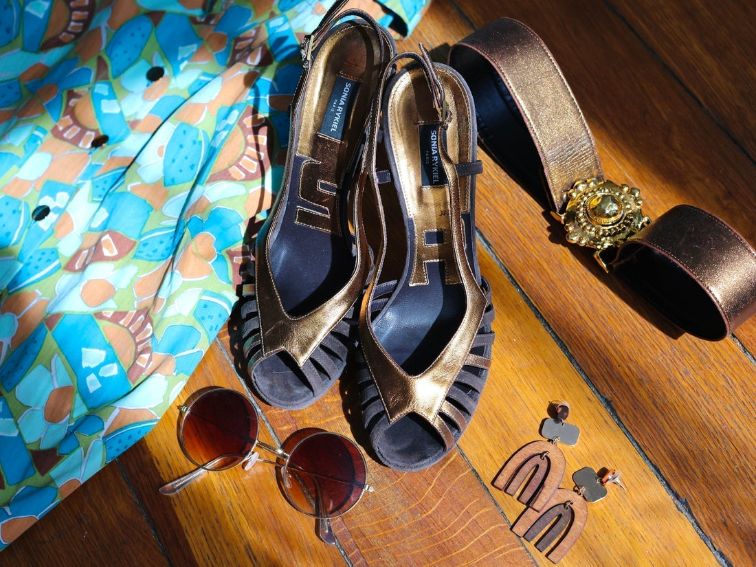 détails des accessoires bronze et dorés qui composent une tenue avec une robe vintage Guy Laroche