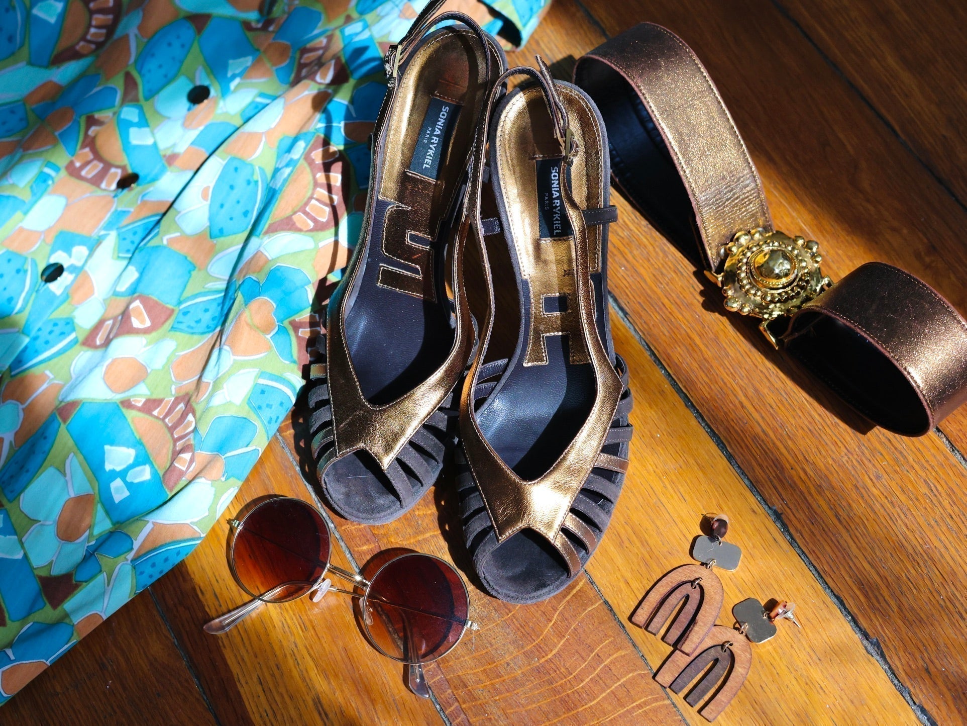 détails des accessoires bronze et dorés qui composent une tenue avec une robe vintage Guy Laroche