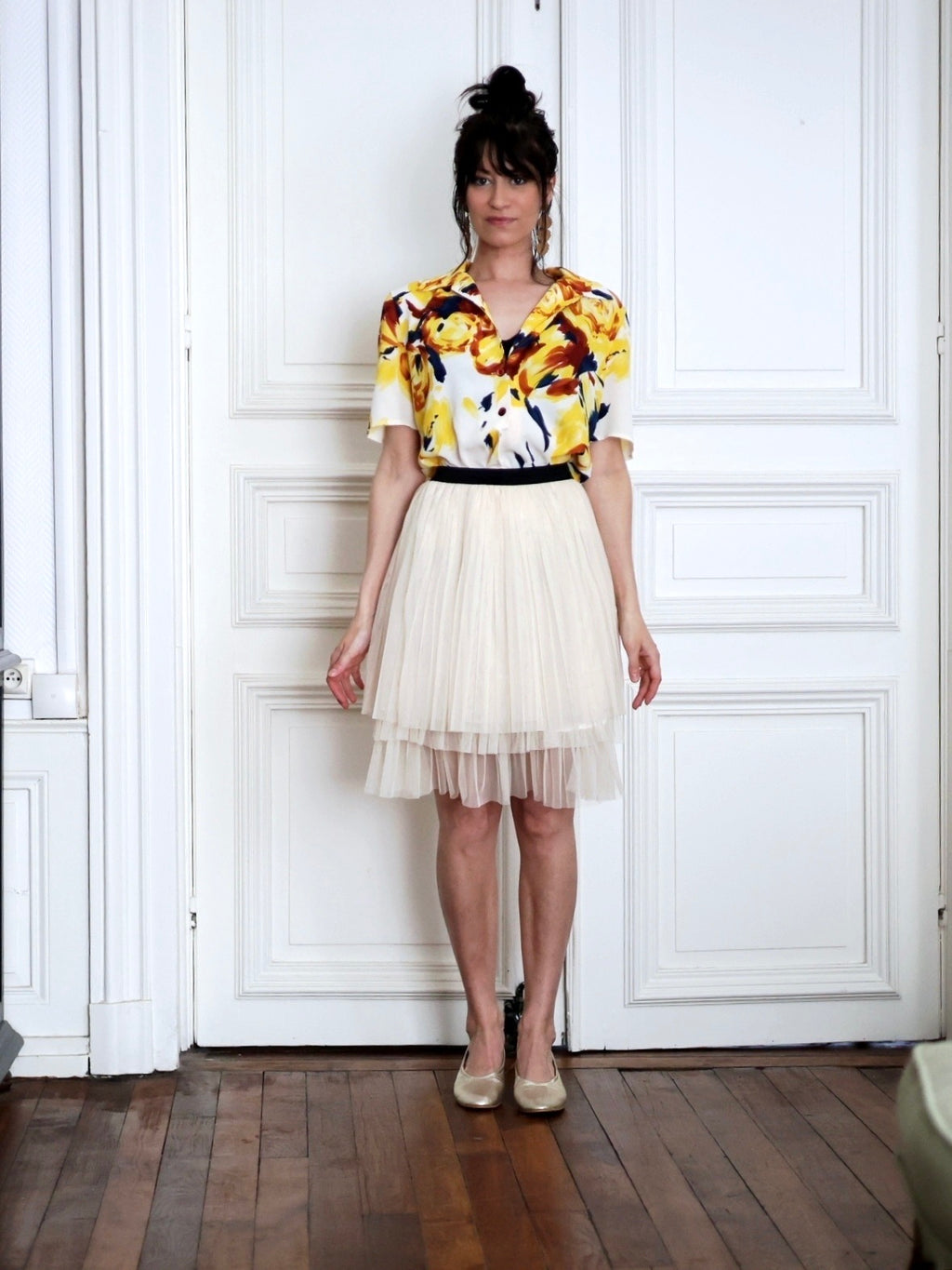Jupe tutu en tulle écru Heaven & Earth circa années 2010, jupe plissée romantique et aérienne, taille élastique 36/38, style ballerine chic, volume léger et fluide, jupe nude vintage moderne, look féminin et poétique, tenue élégante et bohème, silhouette danseuse, tulle écru vaporeux, style Carrie Bradshaw, mode romantique et sophistiquée.
pau wu pauwu