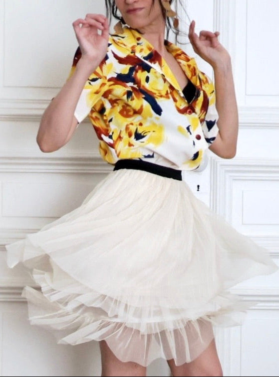 Jupe tutu en tulle écru Heaven & Earth circa années 2010, jupe plissée romantique et aérienne, taille élastique 36/38, style ballerine chic, volume léger et fluide, jupe nude vintage moderne, look féminin et poétique, tenue élégante et bohème, silhouette danseuse, tulle écru vaporeux, style Carrie Bradshaw, mode romantique et sophistiquée.
pau wu pauwu