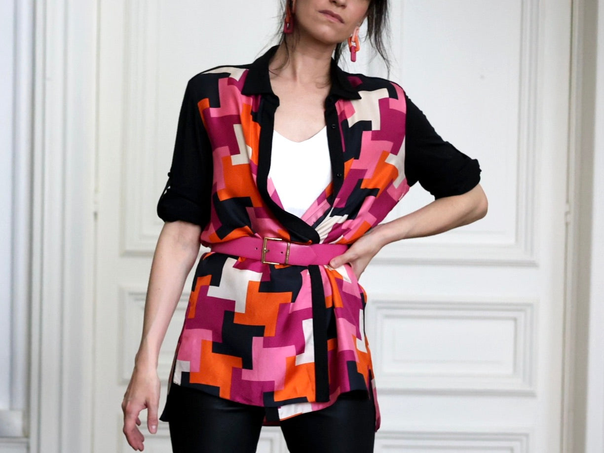 Georges Rech vintage, tunique soie imprimée, chemise graphique femme, color block années 2010, look vintage chic, mode femme contemporaine, silhouette graphique, tunique bi-matière, soie et laine vierge, style arty chic, tenue élégante femme, look mode féminin, inspiration mode 2012 2014, imprimé géométrique, mode vintage française, tenue sophistiquée moderne, slim cuir noir, accessoires dorés, boucles d’oreilles graphiques, look urbain chic. pau wu pauwu