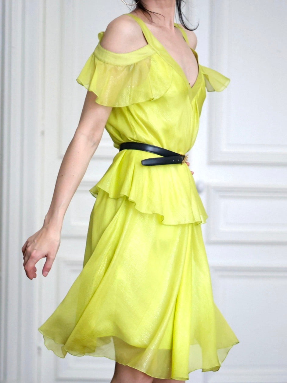 robe Ungaro Fuchsia, robe vintage années 2010, robe vert anis, robe soie mélangée, robe volants superposés, robe cocktail vintage, robe fluide élégante, robe épaules dénudées, cold shoulder dress, mode années 2010, robe glamour femme, robe Emanuel Ungaro, look romantique moderne, robe soirée chic, robe colorée élégante, style féminin couture, robe volantée soie, tenue sophistiquée femme, robe de créateur vintage, look chic contemporain Pau wu pauwu