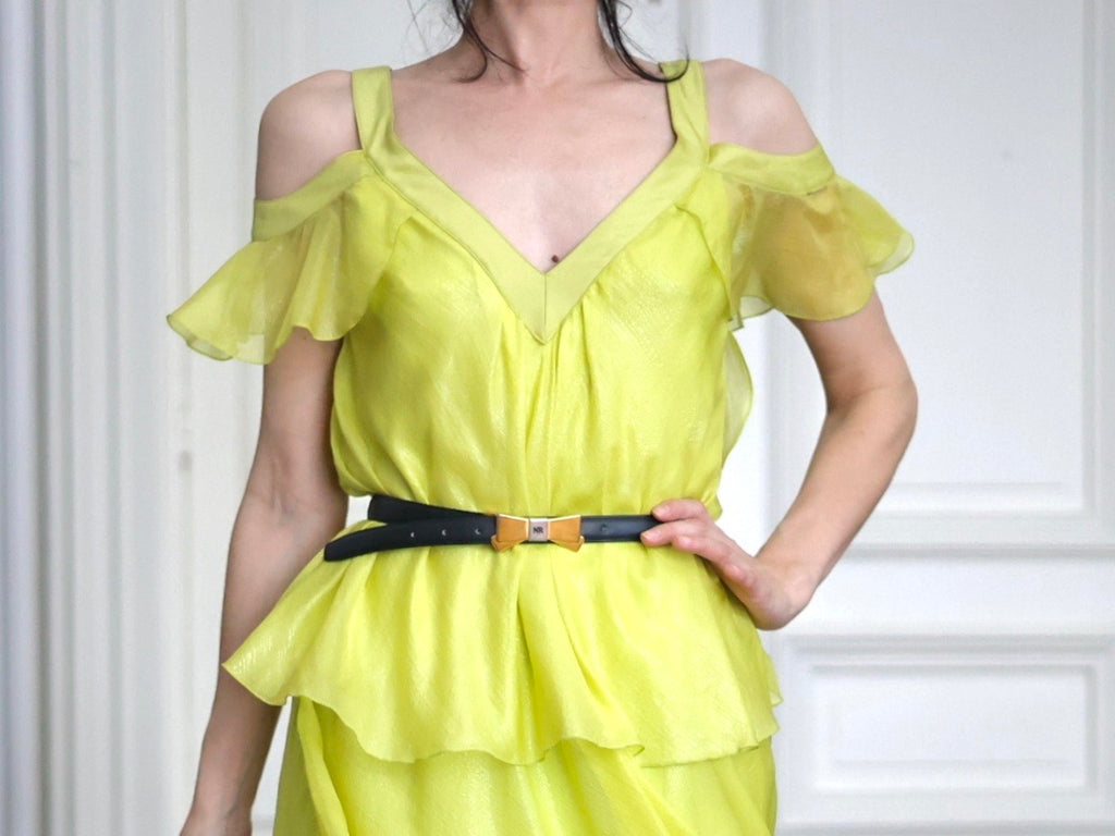 robe Ungaro Fuchsia, robe vintage années 2010, robe vert anis, robe soie mélangée, robe volants superposés, robe cocktail vintage, robe fluide élégante, robe épaules dénudées, cold shoulder dress, mode années 2010, robe glamour femme, robe Emanuel Ungaro, look romantique moderne, robe soirée chic, robe colorée élégante, style féminin couture, robe volantée soie, tenue sophistiquée femme, robe de créateur vintage, look chic contemporain Pau wu pauwu