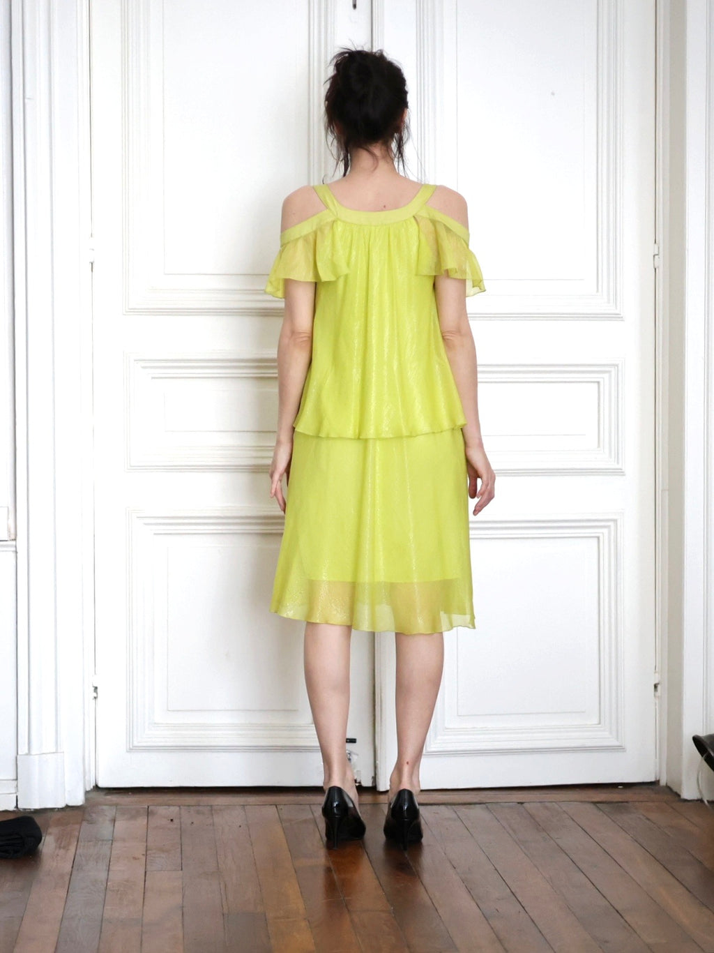 robe Ungaro Fuchsia, robe vintage années 2010, robe vert anis, robe soie mélangée, robe volants superposés, robe cocktail vintage, robe fluide élégante, robe épaules dénudées, cold shoulder dress, mode années 2010, robe glamour femme, robe Emanuel Ungaro, look romantique moderne, robe soirée chic, robe colorée élégante, style féminin couture, robe volantée soie, tenue sophistiquée femme, robe de créateur vintage, look chic contemporain Pau wu pauwu