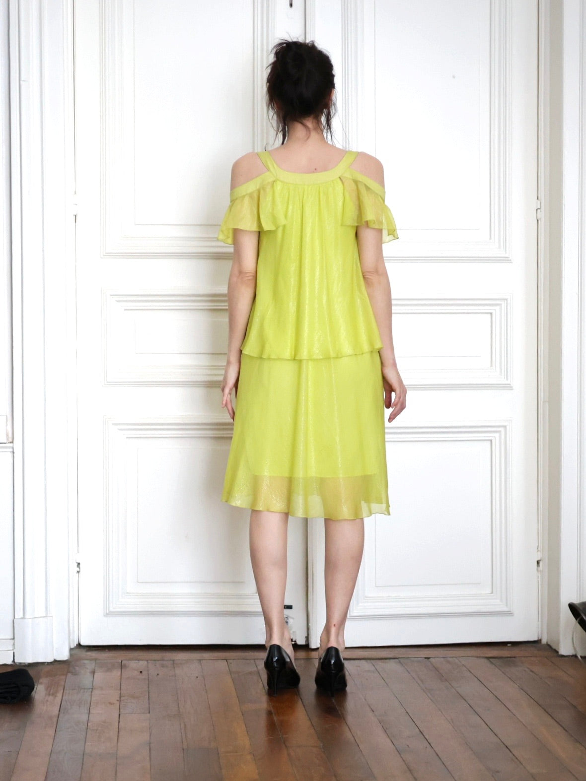 robe Ungaro Fuchsia, robe vintage années 2010, robe vert anis, robe soie mélangée, robe volants superposés, robe cocktail vintage, robe fluide élégante, robe épaules dénudées, cold shoulder dress, mode années 2010, robe glamour femme, robe Emanuel Ungaro, look romantique moderne, robe soirée chic, robe colorée élégante, style féminin couture, robe volantée soie, tenue sophistiquée femme, robe de créateur vintage, look chic contemporain Pau wu pauwu