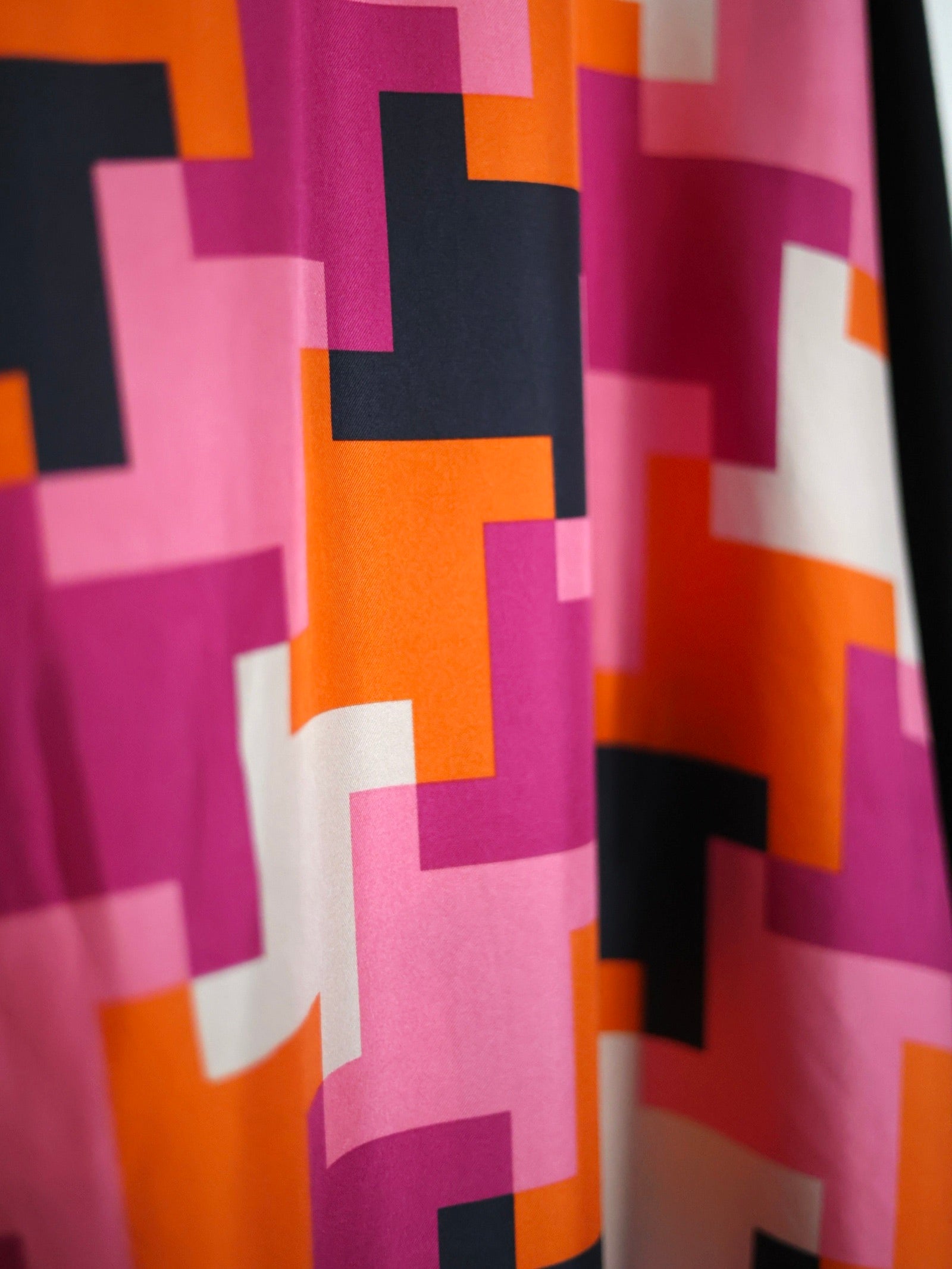 Georges Rech vintage, tunique soie imprimée, chemise graphique femme, color block années 2010, look vintage chic, mode femme contemporaine, silhouette graphique, tunique bi-matière, soie et laine vierge, style arty chic, tenue élégante femme, look mode féminin, inspiration mode 2012 2014, imprimé géométrique, mode vintage française, tenue sophistiquée moderne, slim cuir noir, accessoires dorés, boucles d’oreilles graphiques, look urbain chic. pau wu pauwu