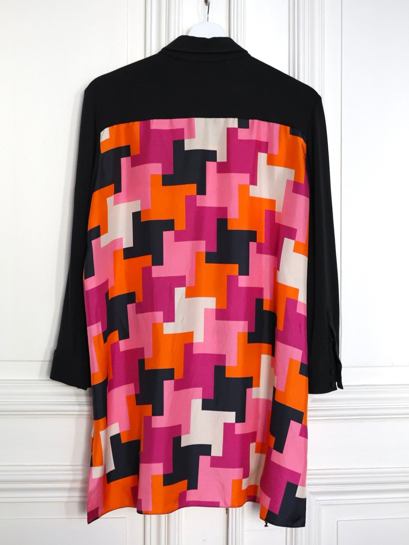 Georges Rech vintage, tunique soie imprimée, chemise graphique femme, color block années 2010, look vintage chic, mode femme contemporaine, silhouette graphique, tunique bi-matière, soie et laine vierge, style arty chic, tenue élégante femme, look mode féminin, inspiration mode 2012 2014, imprimé géométrique, mode vintage française, tenue sophistiquée moderne, slim cuir noir, accessoires dorés, boucles d’oreilles graphiques, look urbain chic. pau wu pauwu