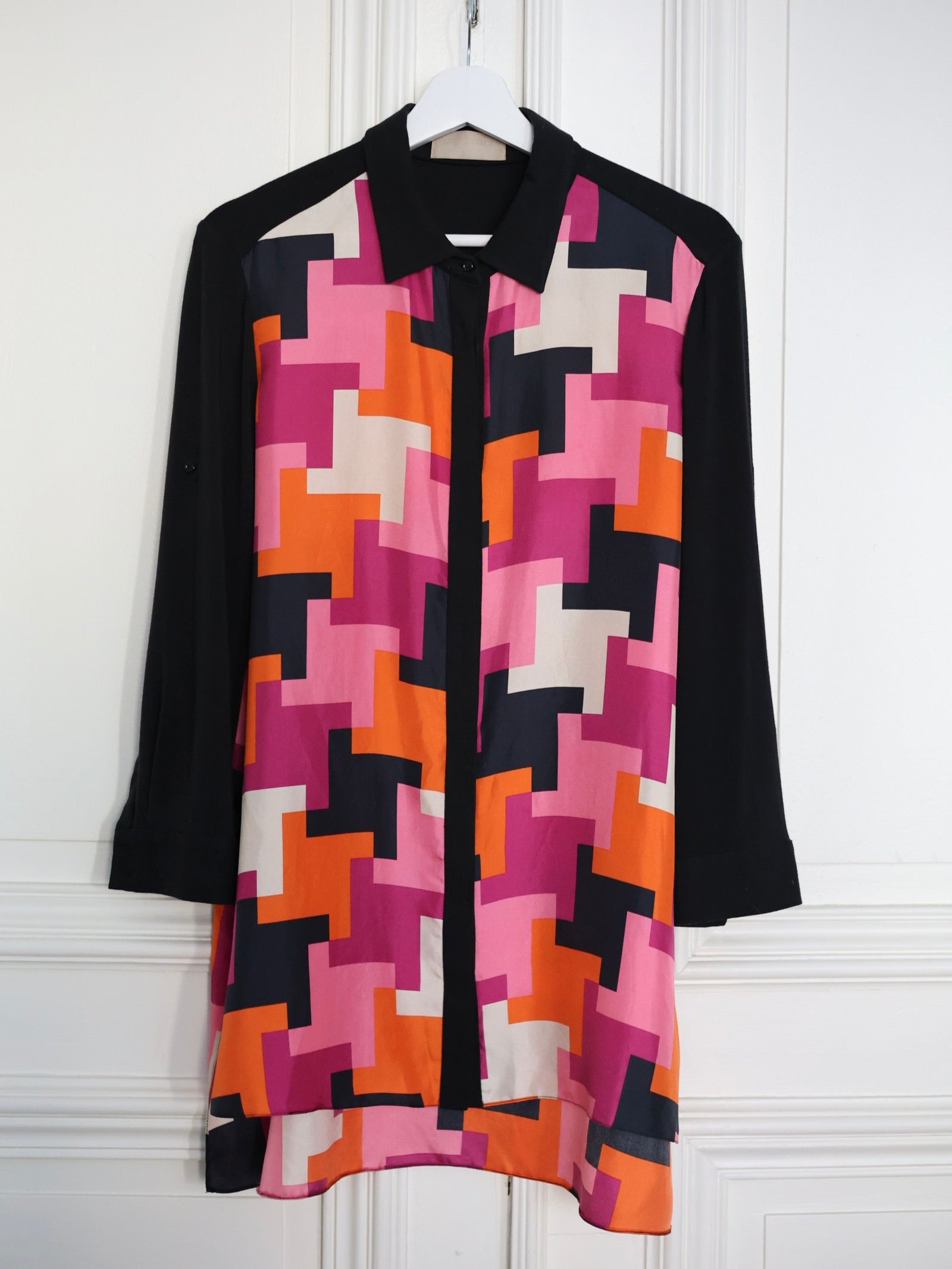 Georges Rech vintage, tunique soie imprimée, chemise graphique femme, color block années 2010, look vintage chic, mode femme contemporaine, silhouette graphique, tunique bi-matière, soie et laine vierge, style arty chic, tenue élégante femme, look mode féminin, inspiration mode 2012 2014, imprimé géométrique, mode vintage française, tenue sophistiquée moderne, slim cuir noir, accessoires dorés, boucles d’oreilles graphiques, look urbain chic. pau wu pauwu