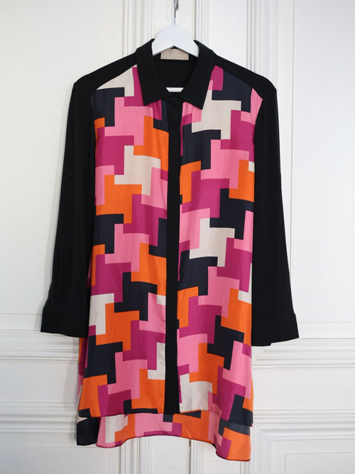 Georges Rech vintage, tunique soie imprimée, chemise graphique femme, color block années 2010, look vintage chic, mode femme contemporaine, silhouette graphique, tunique bi-matière, soie et laine vierge, style arty chic, tenue élégante femme, look mode féminin, inspiration mode 2012 2014, imprimé géométrique, mode vintage française, tenue sophistiquée moderne, slim cuir noir, accessoires dorés, boucles d’oreilles graphiques, look urbain chic. pau wu pauwu