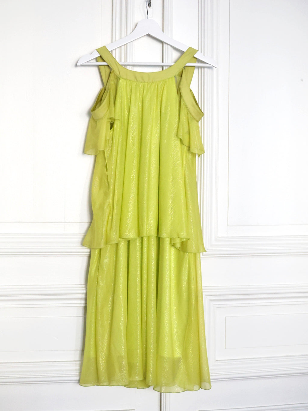 robe Ungaro Fuchsia, robe vintage années 2010, robe vert anis, robe soie mélangée, robe volants superposés, robe cocktail vintage, robe fluide élégante, robe épaules dénudées, cold shoulder dress, mode années 2010, robe glamour femme, robe Emanuel Ungaro, look romantique moderne, robe soirée chic, robe colorée élégante, style féminin couture, robe volantée soie, tenue sophistiquée femme, robe de créateur vintage, look chic contemporain Pau wu pauwu