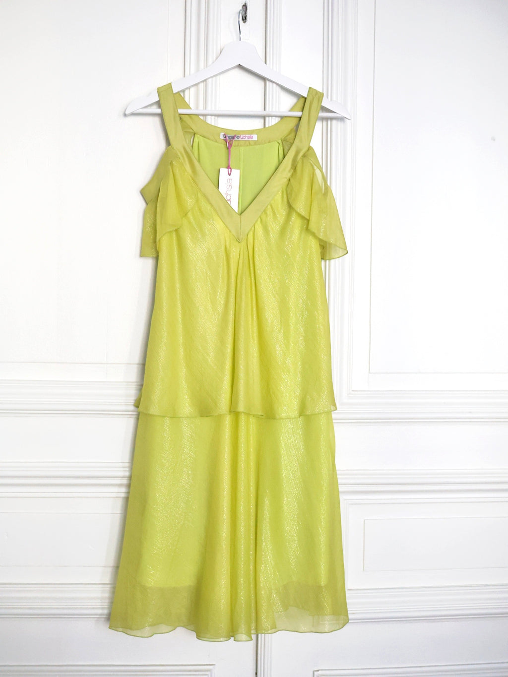 robe Ungaro Fuchsia, robe vintage années 2010, robe vert anis, robe soie mélangée, robe volants superposés, robe cocktail vintage, robe fluide élégante, robe épaules dénudées, cold shoulder dress, mode années 2010, robe glamour femme, robe Emanuel Ungaro, look romantique moderne, robe soirée chic, robe colorée élégante, style féminin couture, robe volantée soie, tenue sophistiquée femme, robe de créateur vintage, look chic contemporain Pau wu pauwu