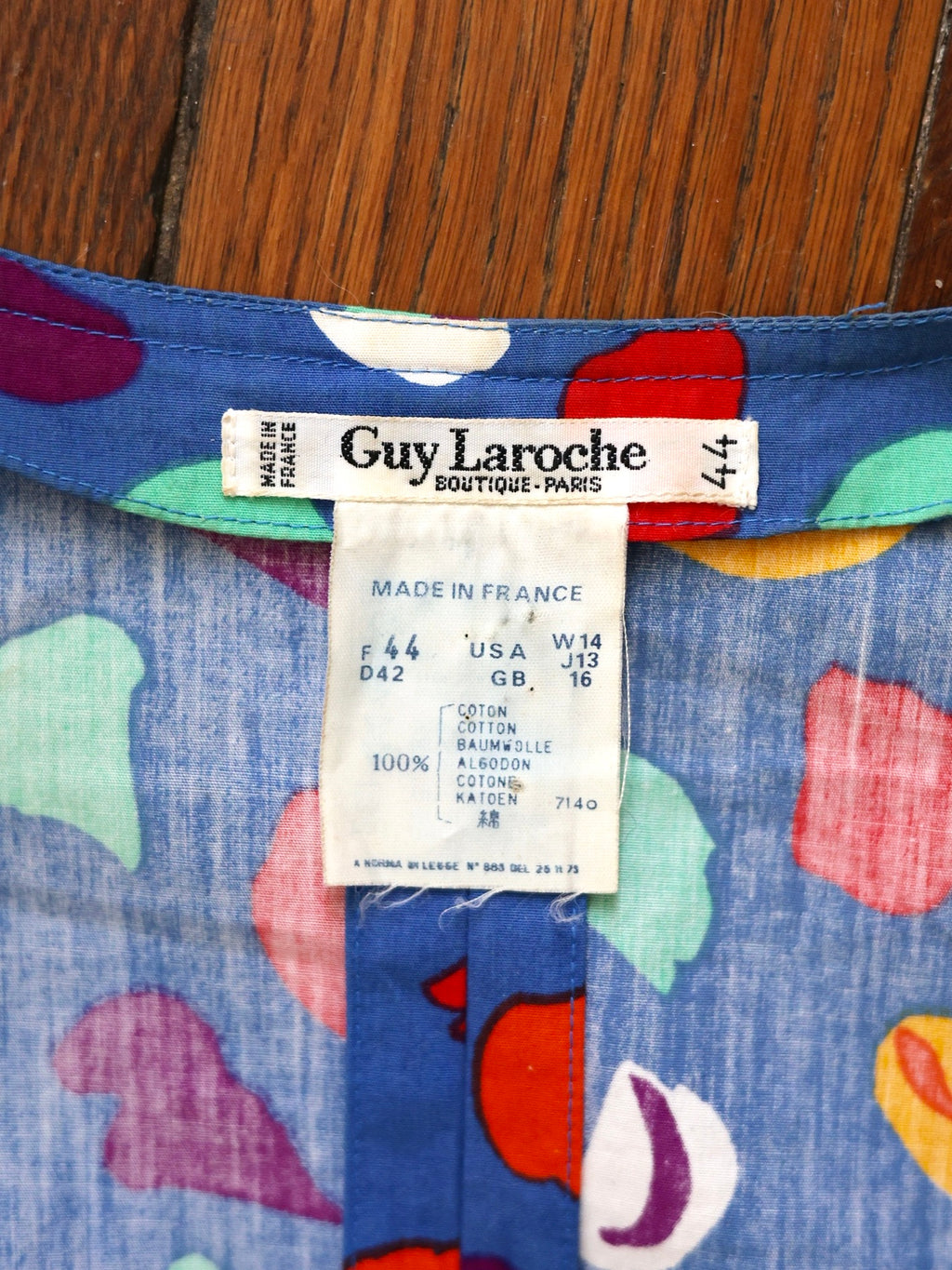 Robe vintage Guy Laroche Boutique Paris des années 1980 à imprimé graphique multicolore et épaules structurées. Pau wu pauwu