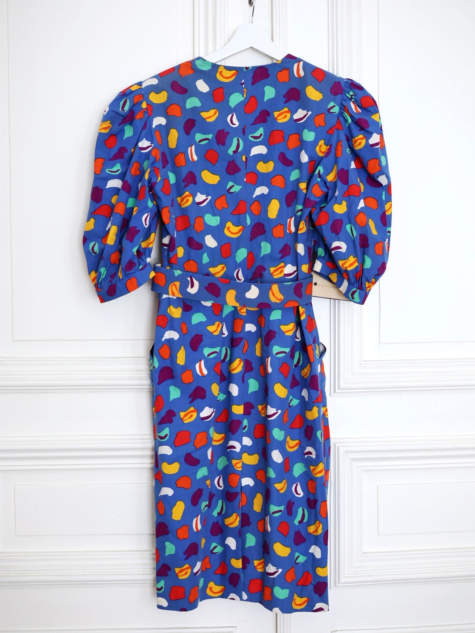 Robe vintage Guy Laroche Boutique Paris des années 1980 à imprimé graphique multicolore et épaules structurées. Pau wu pauwu