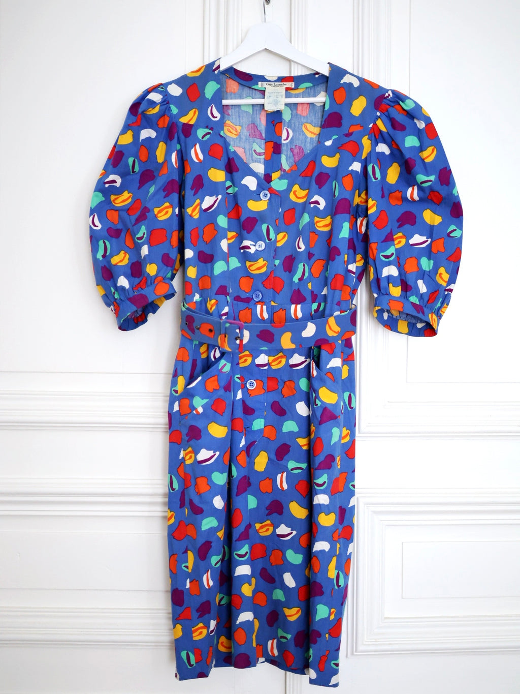 Robe vintage Guy Laroche Boutique Paris des années 1980 à imprimé graphique multicolore et épaules structurées. Pau wu pauwu