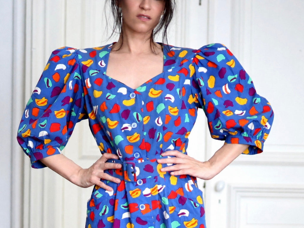 Robe vintage Guy Laroche Boutique Paris des années 1980 à imprimé graphique multicolore et épaules structurées. Pau wu pauwu