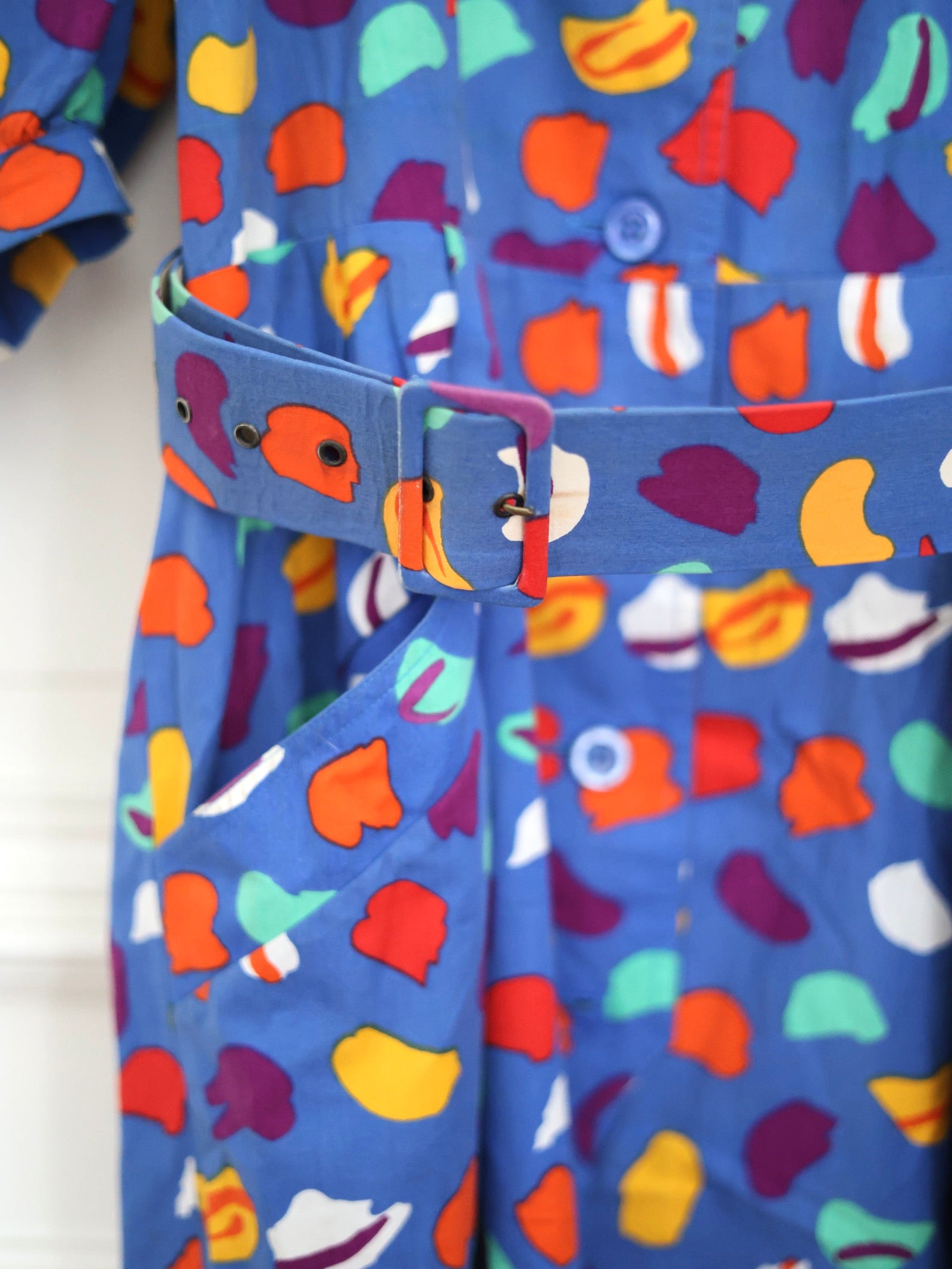 Robe vintage Guy Laroche Boutique Paris des années 1980 à imprimé graphique multicolore et épaules structurées. Pau wu pauwu