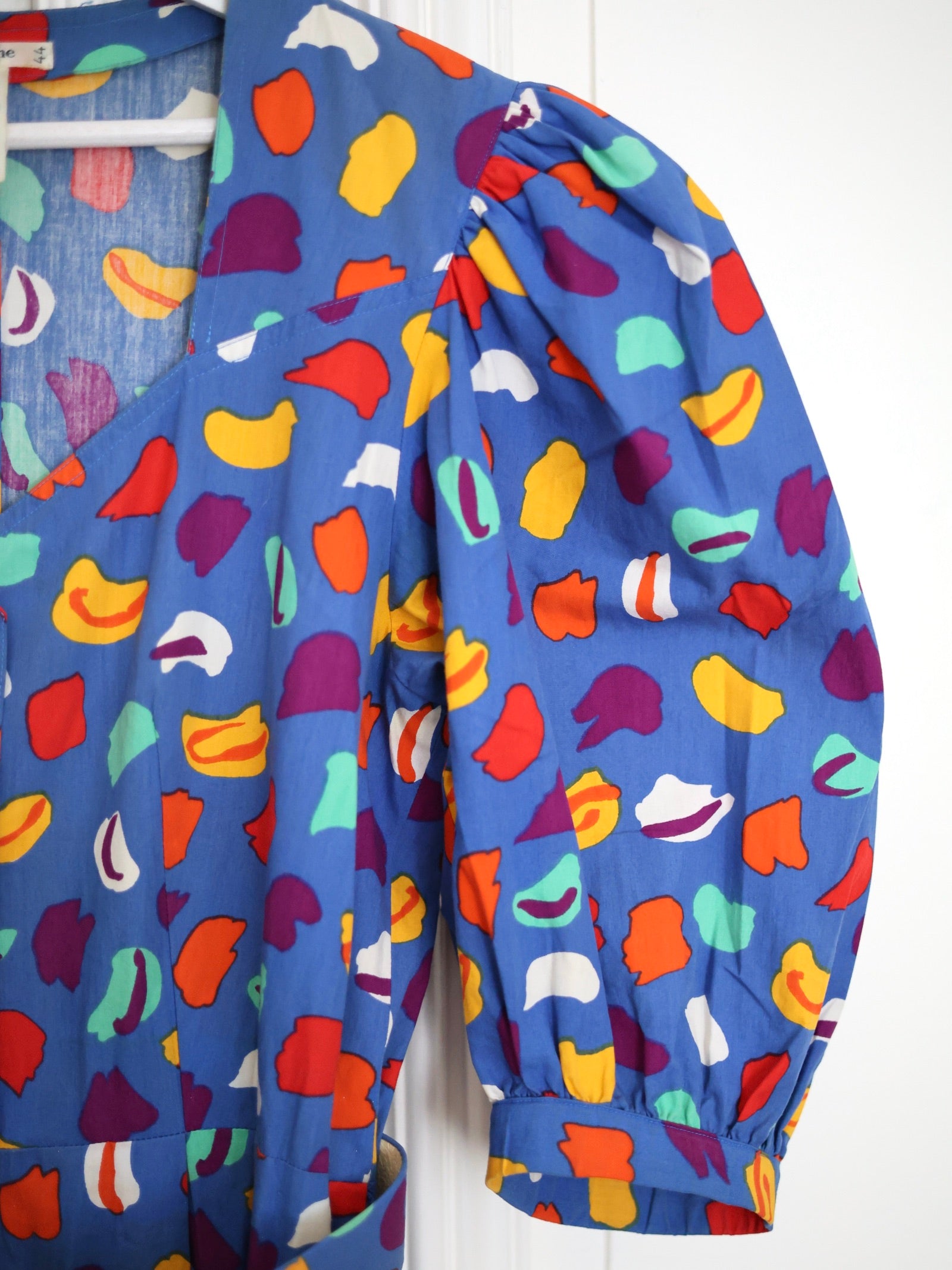 Robe vintage Guy Laroche Boutique Paris des années 1980 à imprimé graphique multicolore et épaules structurées. Pau wu pauwu