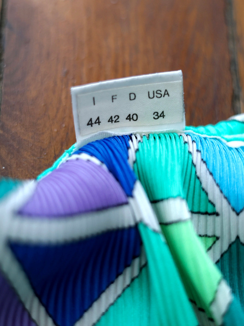 Robe Nina Ricci vintage années 1980, ligne Sportswear. Imprimé géométrique multicolore, tissu plissé infroissable, made in Italy. Pièce de créateur rare. Pau wu pauwu 
