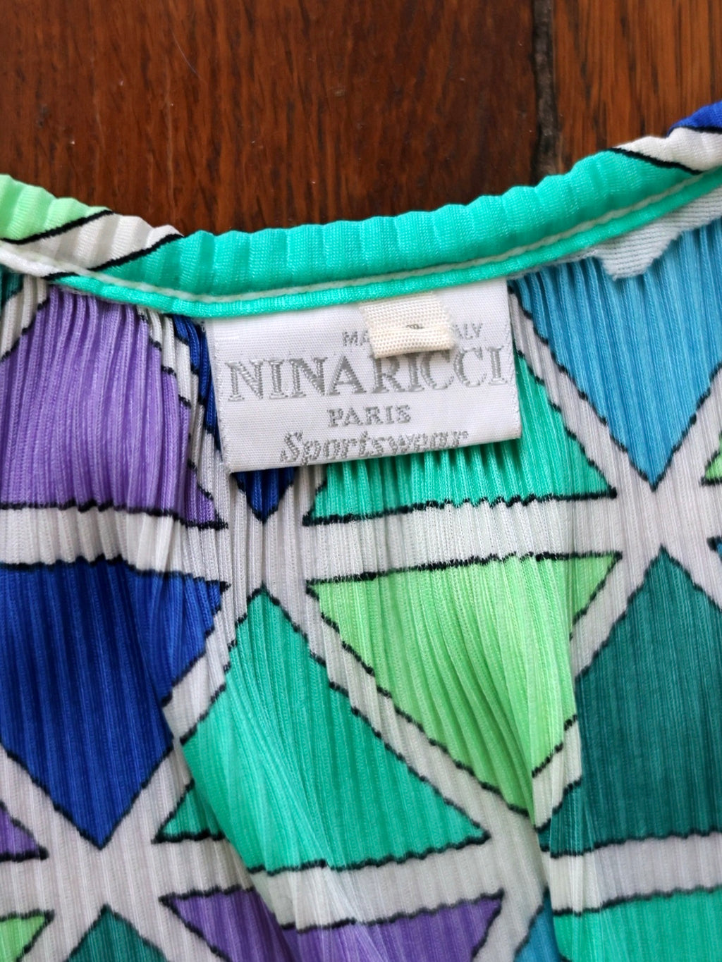 Robe Nina Ricci vintage années 1980, ligne Sportswear. Imprimé géométrique multicolore, tissu plissé infroissable, made in Italy. Pièce de créateur rare. Pau wu pauwu 