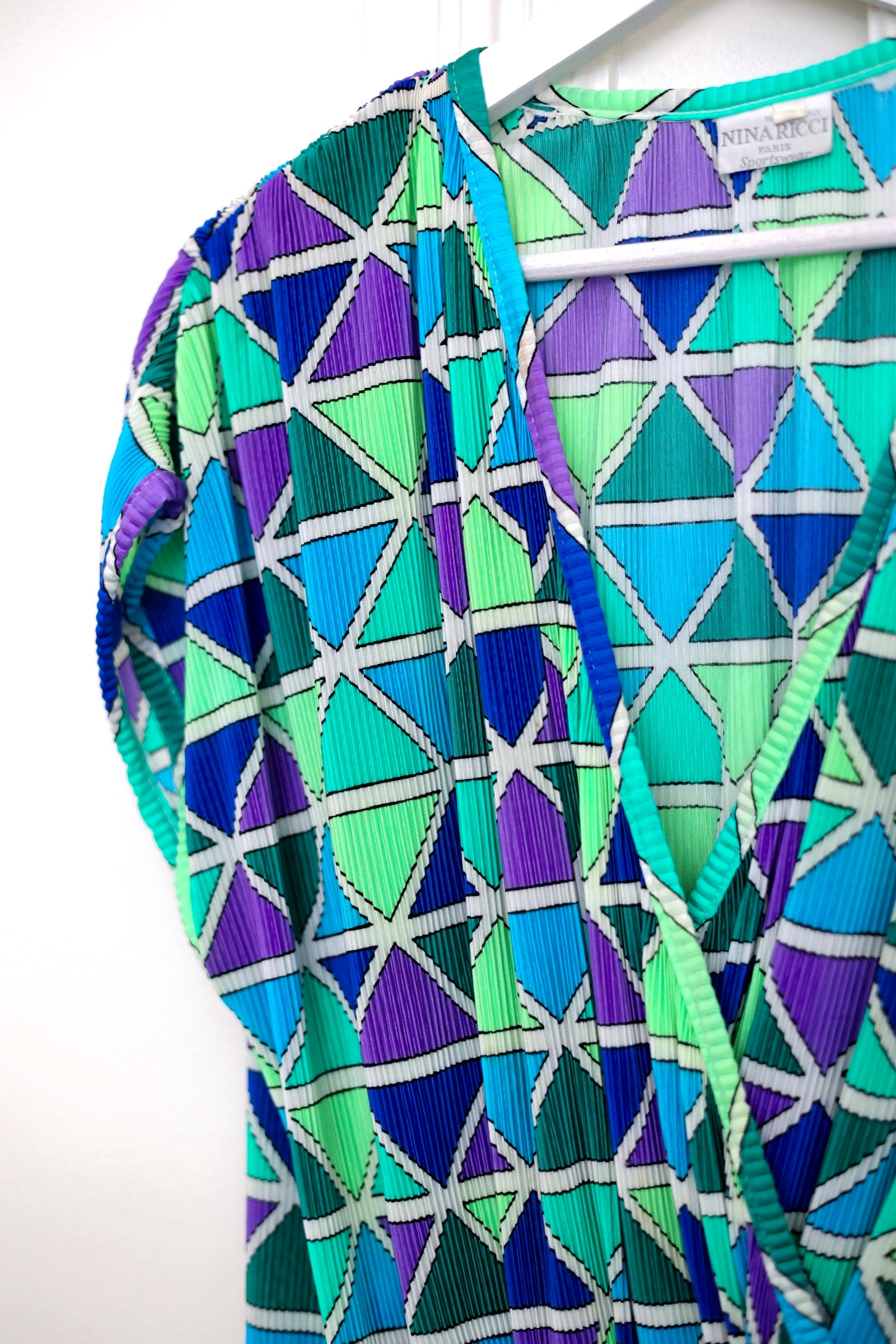Robe Nina Ricci vintage années 1980, ligne Sportswear. Imprimé géométrique multicolore, tissu plissé infroissable, made in Italy. Pièce de créateur rare. Pau wu pauwu 