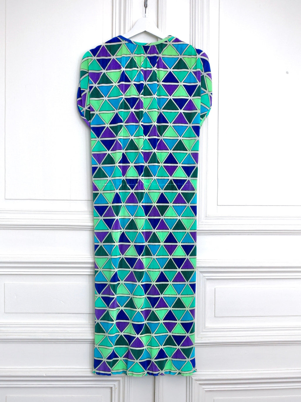 Robe Nina Ricci vintage années 1980, ligne Sportswear. Imprimé géométrique multicolore, tissu plissé infroissable, made in Italy. Pièce de créateur rare. Pau wu pauwu 