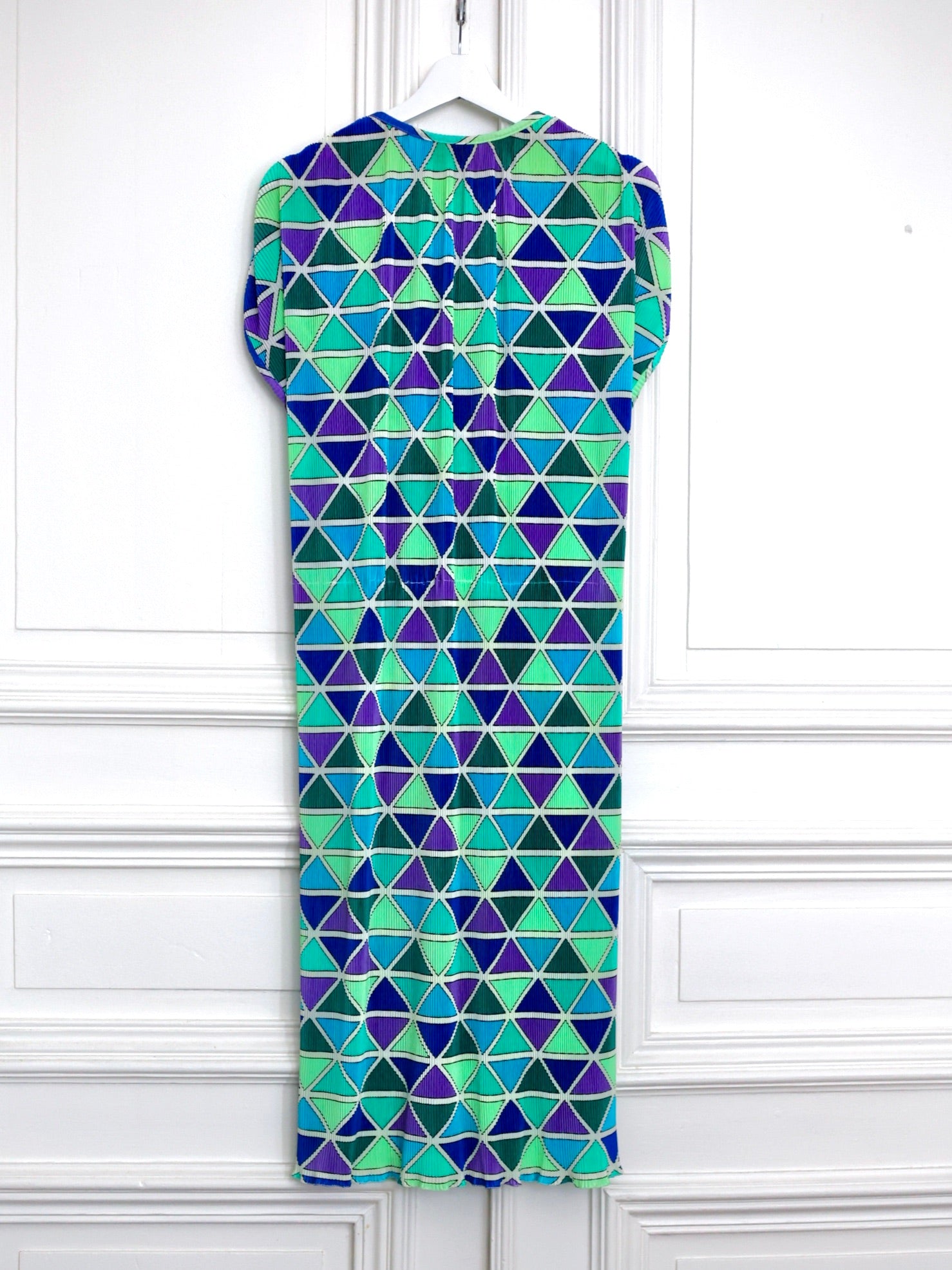 Robe Nina Ricci vintage années 1980, ligne Sportswear. Imprimé géométrique multicolore, tissu plissé infroissable, made in Italy. Pièce de créateur rare. Pau wu pauwu 