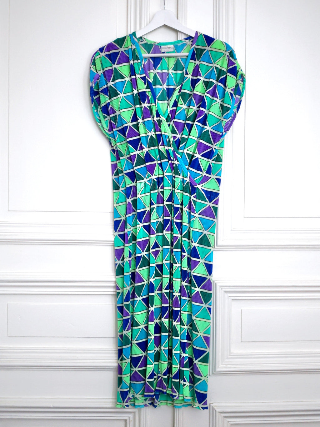 Robe Nina Ricci vintage années 1980, ligne Sportswear. Imprimé géométrique multicolore, tissu plissé infroissable, made in Italy. Pièce de créateur rare. Pau wu pauwu 
