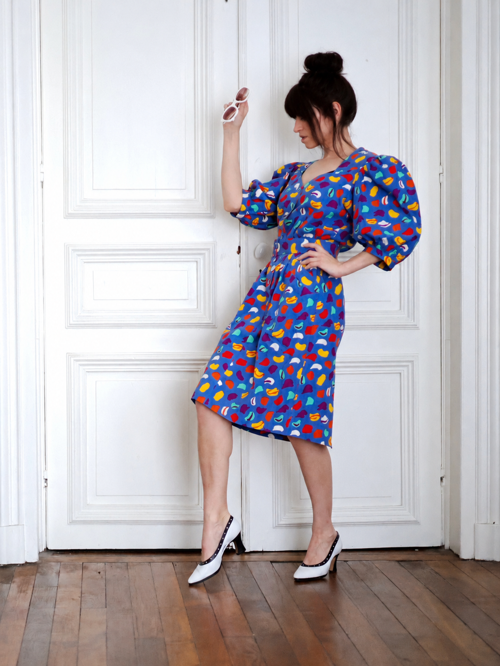 Robe vintage Guy Laroche Boutique Paris des années 1980 à imprimé graphique multicolore et épaules structurées. Pau wu pauwu