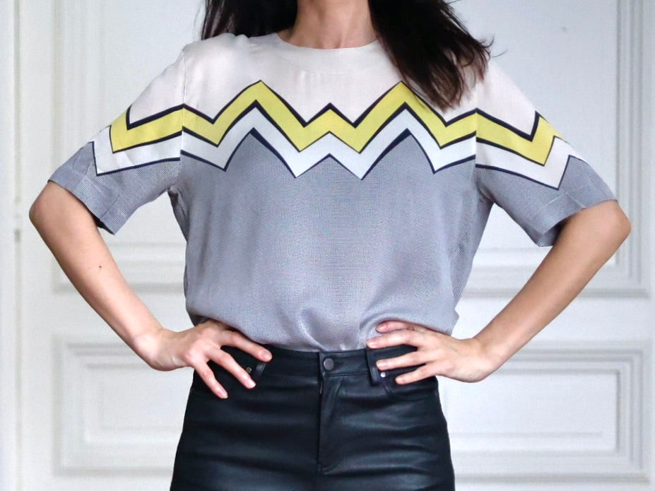 Pau Wu Pauwu Blouse vintage Y2K Escada Margaretha Ley en soie douce et fluide, au motif zigzag jaune électrique emblématique du début des années 2000. Une pièce rétro-futuriste entre élégance graphique, esprit comics et silhouette iconique inspirée des héroïnes urbaines.