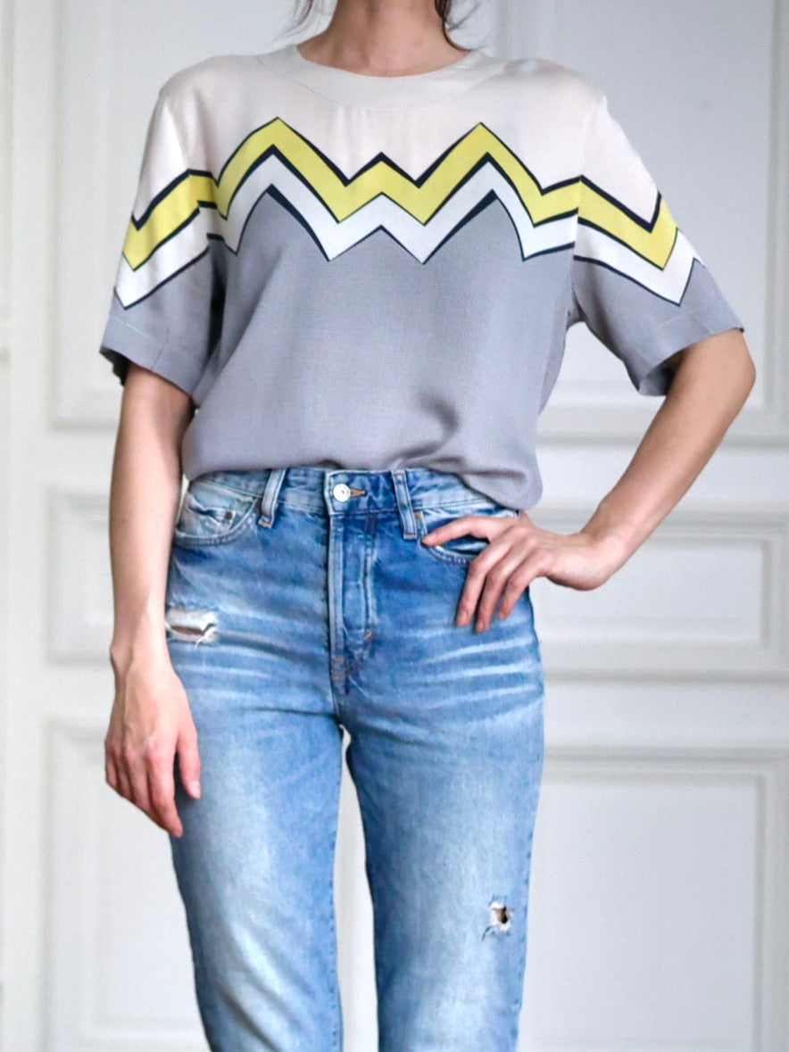 Pau Wu Pauwu Blouse vintage Y2K Escada Margaretha Ley en soie douce et fluide, au motif zigzag jaune électrique emblématique du début des années 2000. Une pièce rétro-futuriste entre élégance graphique, esprit comics et silhouette iconique inspirée des héroïnes urbaines.