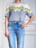 Pau Wu Pauwu Blouse vintage Y2K Escada Margaretha Ley en soie douce et fluide, au motif zigzag jaune électrique emblématique du début des années 2000. Une pièce rétro-futuriste entre élégance graphique, esprit comics et silhouette iconique inspirée des héroïnes urbaines.