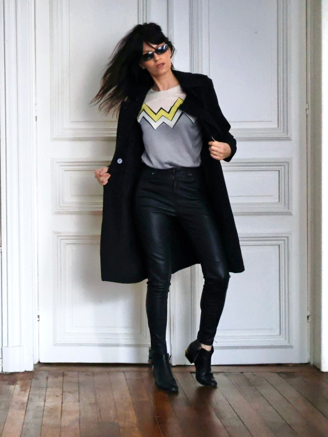Pau Wu Pauwu Blouse vintage Y2K Escada Margaretha Ley en soie douce et fluide, au motif zigzag jaune électrique emblématique du début des années 2000. Une pièce rétro-futuriste entre élégance graphique, esprit comics et silhouette iconique inspirée des héroïnes urbaines.