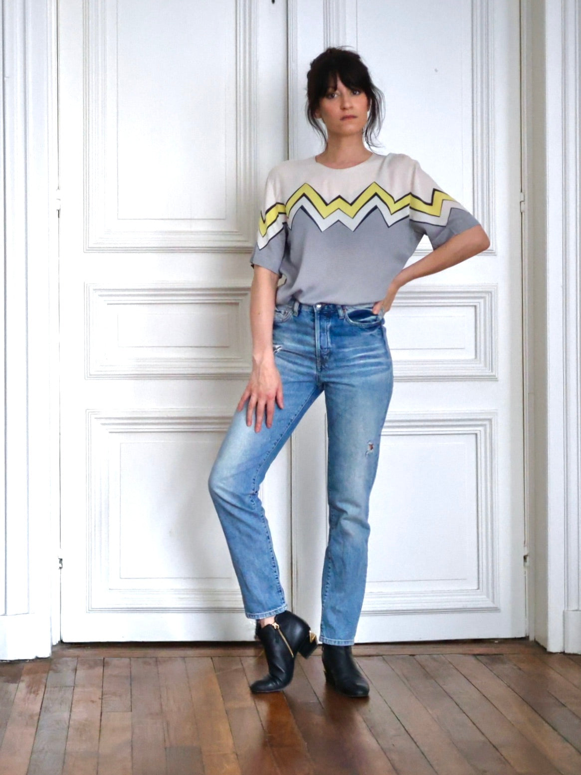 Pau Wu Pauwu Blouse vintage Y2K Escada Margaretha Ley en soie douce et fluide, au motif zigzag jaune électrique emblématique du début des années 2000. Une pièce rétro-futuriste entre élégance graphique, esprit comics et silhouette iconique inspirée des héroïnes urbaines.
