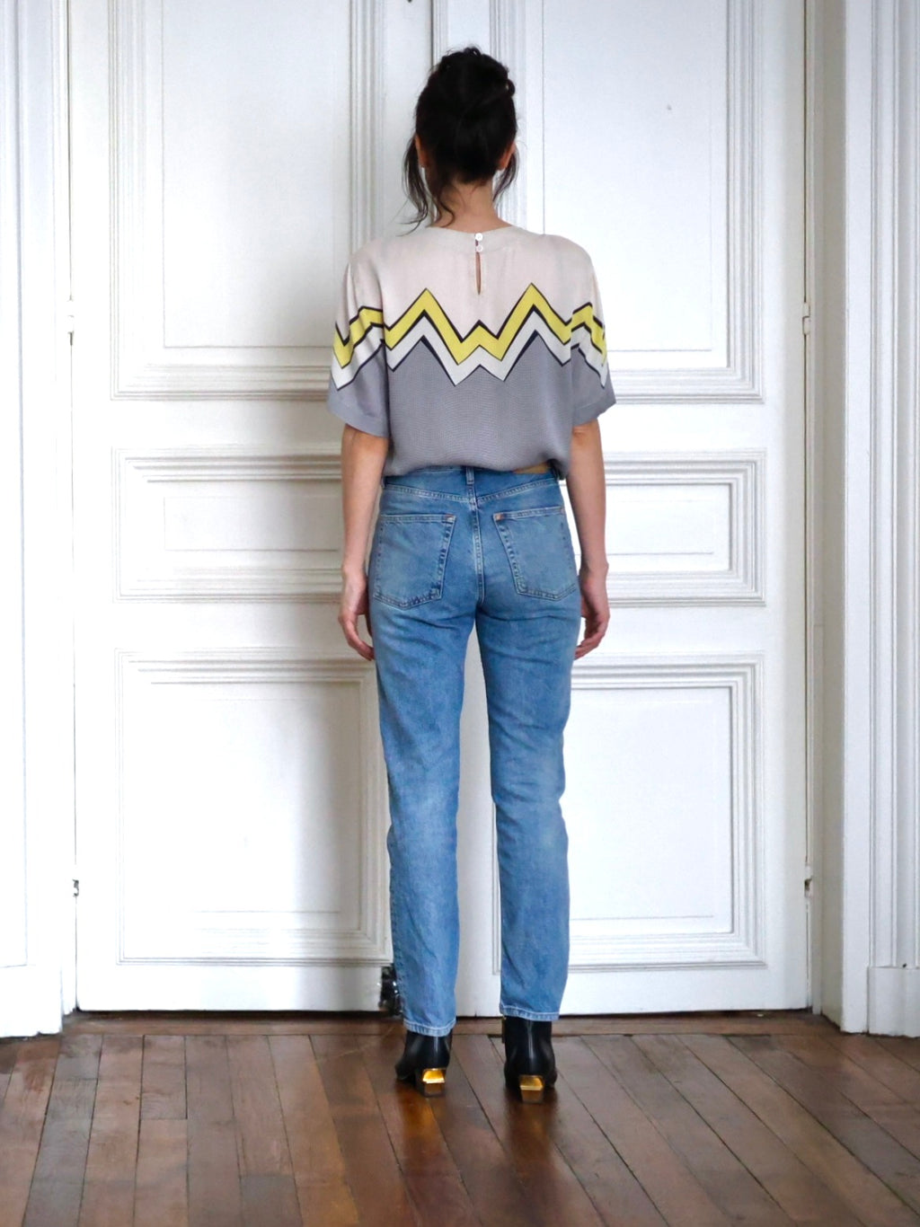 Pau Wu Pauwu Blouse vintage Y2K Escada Margaretha Ley en soie douce et fluide, au motif zigzag jaune électrique emblématique du début des années 2000. Une pièce rétro-futuriste entre élégance graphique, esprit comics et silhouette iconique inspirée des héroïnes urbaines.