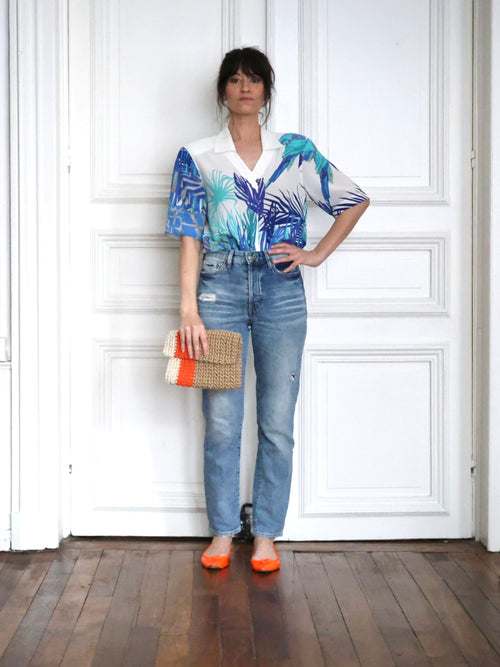 Ce chemisier vintage Louis Féraud 80s à imprimé jungle turquoise est une pièce emblématique des années 80, facile à porter avec un jean, un pantalon tailoring ou une silhouette plus rock en cuir noir. Boutique mode vintage, blog mode, Pau Wu, Pauwu