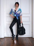 Ce chemisier vintage Louis Féraud 80s à imprimé jungle turquoise est une pièce emblématique des années 80, facile à porter avec un jean, un pantalon tailoring ou une silhouette plus rock en cuir noir. Boutique mode vintage, blog mode, Pau Wu, Pauwu
