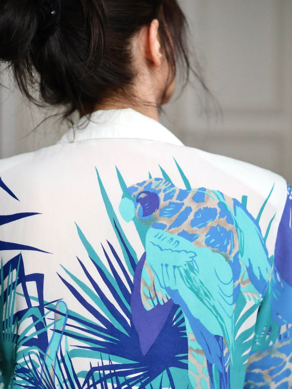 Ce chemisier vintage Louis Féraud 80s à imprimé jungle turquoise est une pièce emblématique des années 80, facile à porter avec un jean, un pantalon tailoring ou une silhouette plus rock en cuir noir. Boutique mode vintage, blog mode, Pau Wu, Pauwu