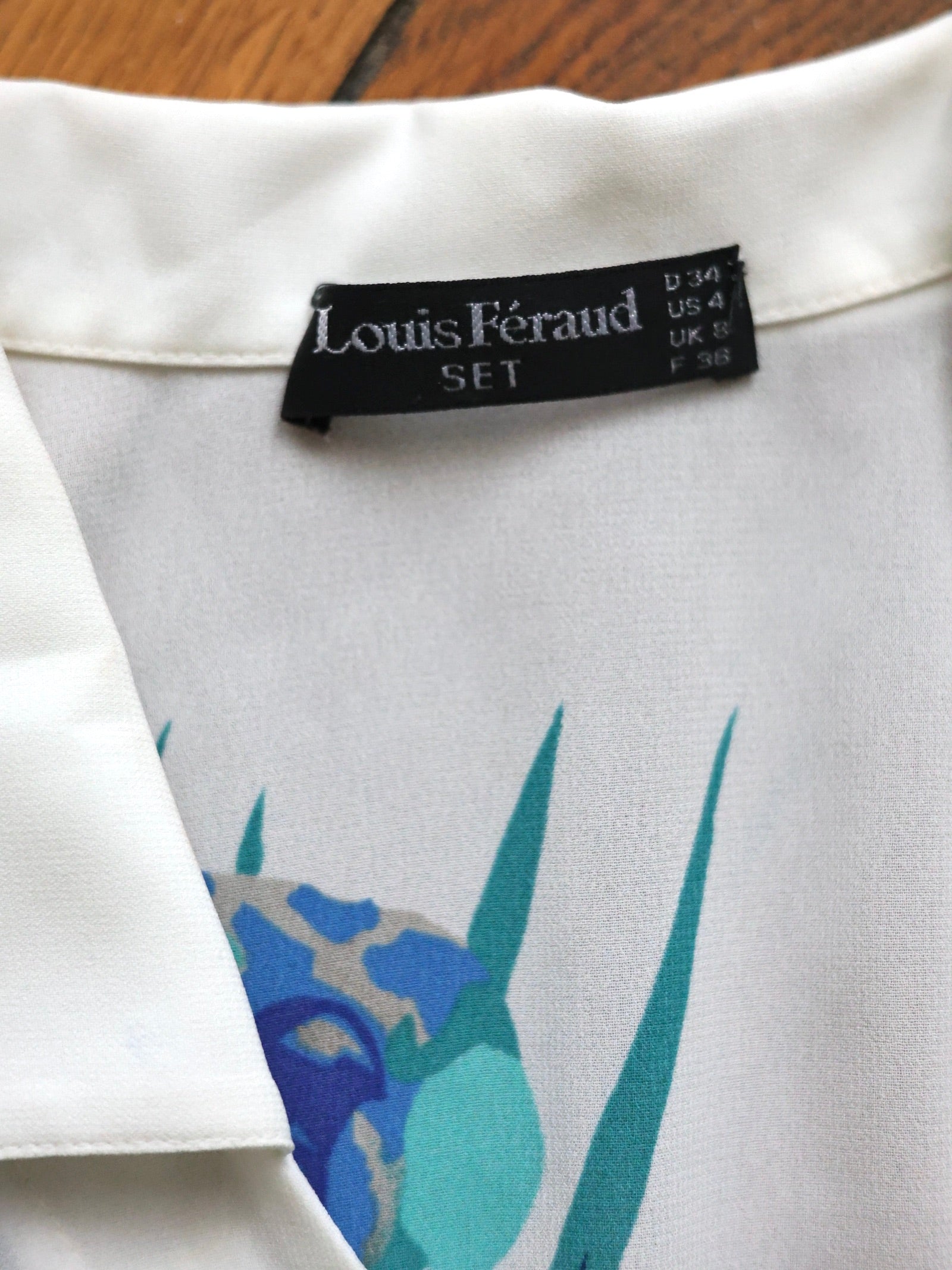Ce chemisier vintage Louis Féraud 80s à imprimé jungle turquoise est une pièce emblématique des années 80, facile à porter avec un jean, un pantalon tailoring ou une silhouette plus rock en cuir noir. Boutique mode vintage, blog mode, Pau Wu, Pauwu
