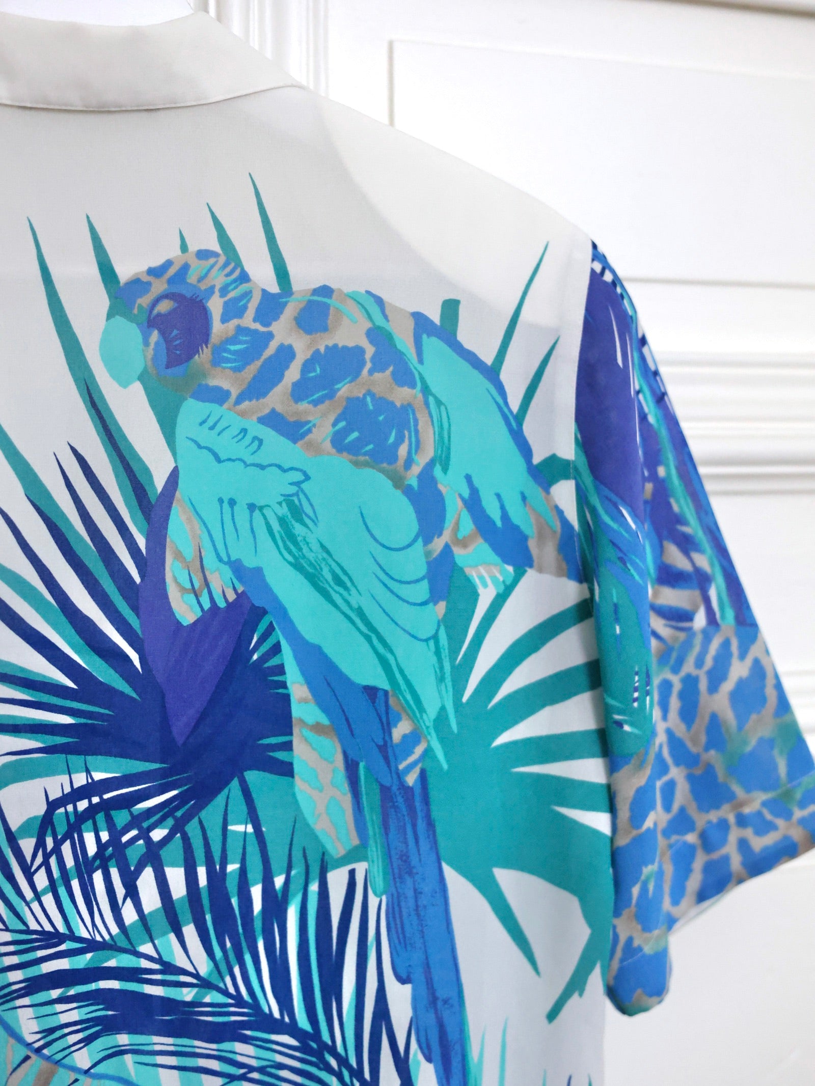 Ce chemisier vintage Louis Féraud 80s à imprimé jungle turquoise est une pièce emblématique des années 80, facile à porter avec un jean, un pantalon tailoring ou une silhouette plus rock en cuir noir. Boutique mode vintage, blog mode, Pau Wu, Pauwu