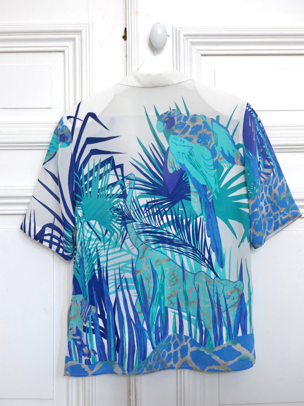 Ce chemisier vintage Louis Féraud 80s à imprimé jungle turquoise est une pièce emblématique des années 80, facile à porter avec un jean, un pantalon tailoring ou une silhouette plus rock en cuir noir. Boutique mode vintage, blog mode, Pau Wu, Pauwu