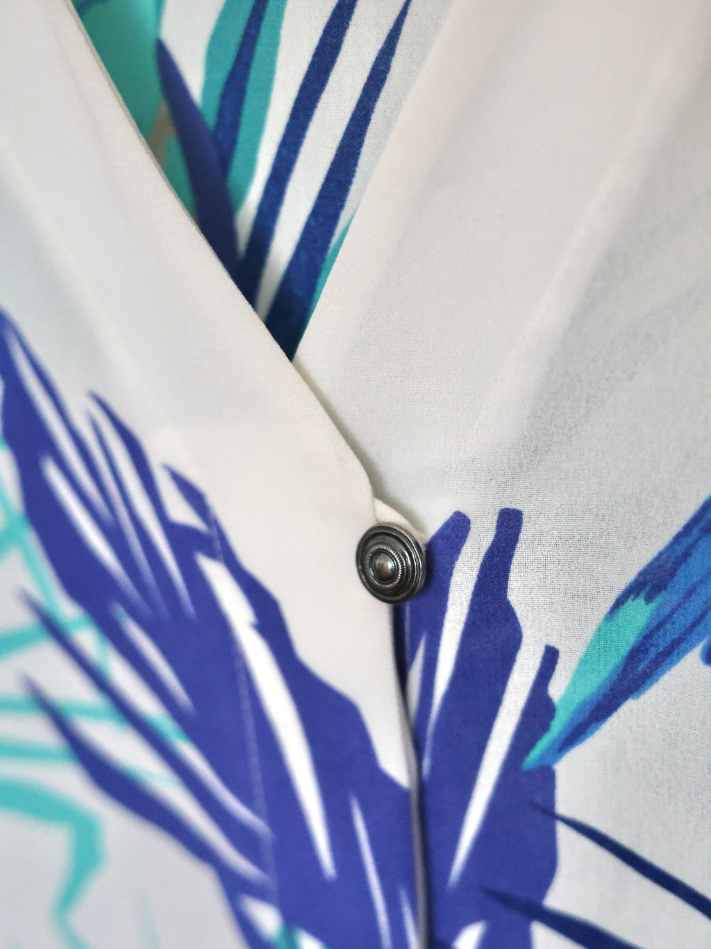 Ce chemisier vintage Louis Féraud 80s à imprimé jungle turquoise est une pièce emblématique des années 80, facile à porter avec un jean, un pantalon tailoring ou une silhouette plus rock en cuir noir. Boutique mode vintage, blog mode, Pau Wu, Pauwu