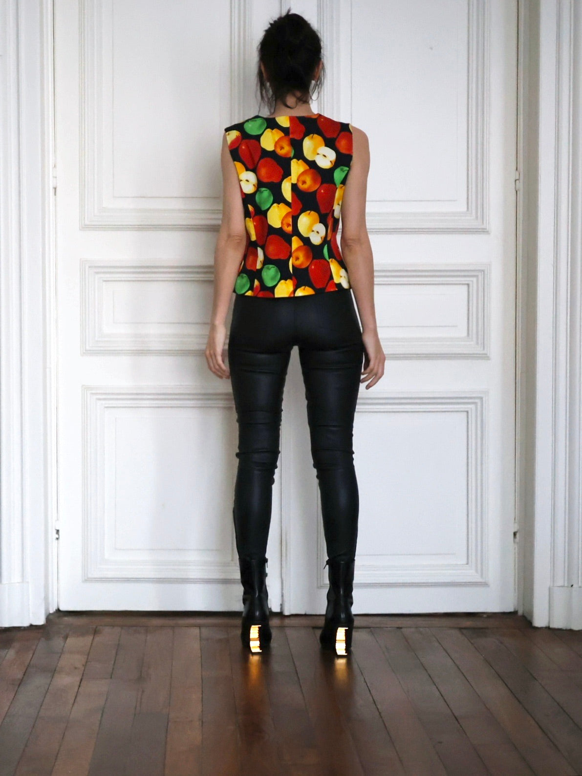Rare gilet Escada Margaretha Ley à imprimé pommes, fin des années 80 / début 90, silhouette pop couture emblématique de l’âge d’or ESCADA.