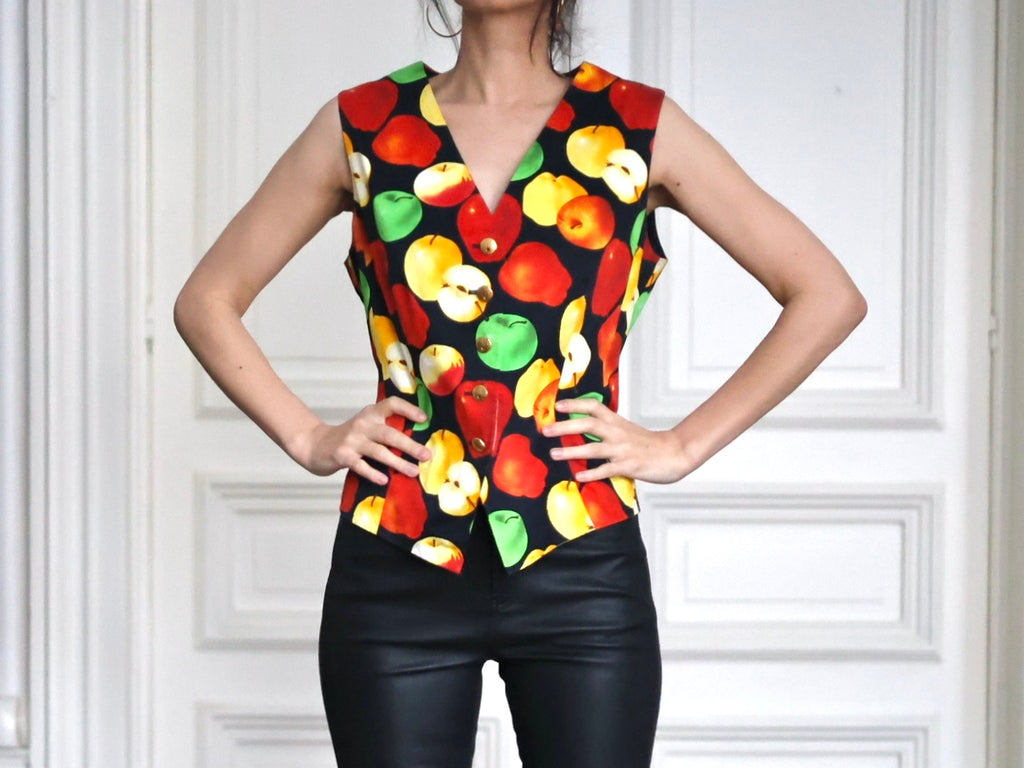 Rare gilet Escada Margaretha Ley à imprimé pommes, fin des années 80 / début 90, silhouette pop couture emblématique de l’âge d’or ESCADA.