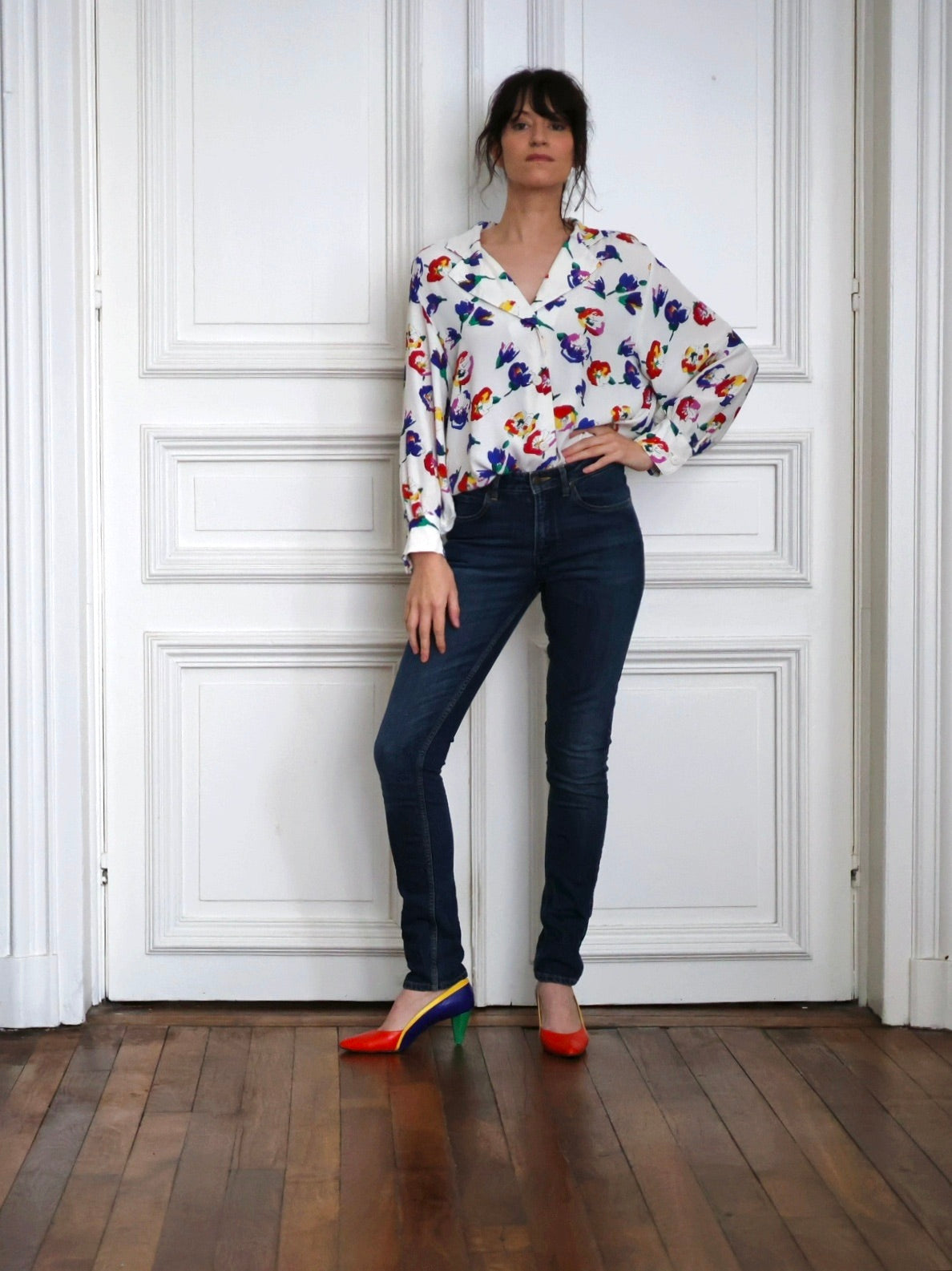 Chemisier Lanvin vintage porté avec un jean foncé et des escarpins colorés dans un style arty parisien